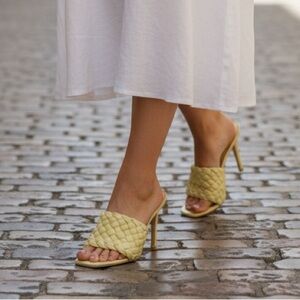 Super Cute Cape Ribbon Heels w/weave detail